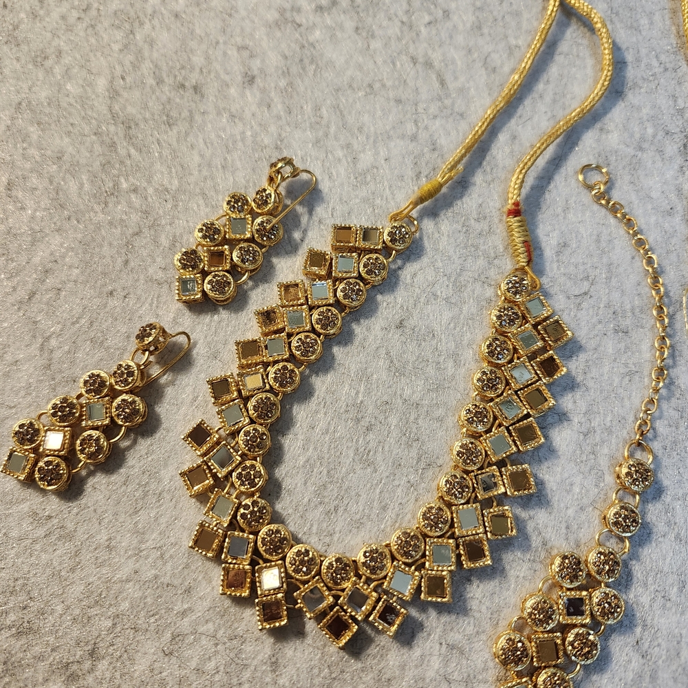 Elegant Gold Necklace and Earring Set